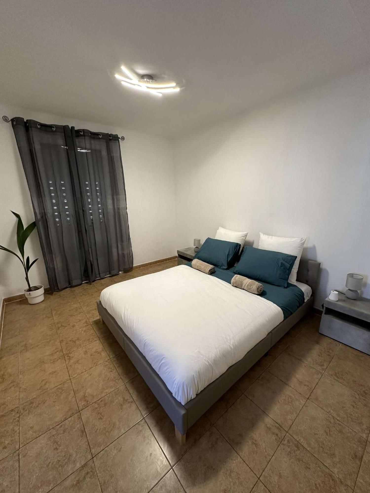 - 100 M - - Free Parking Villa