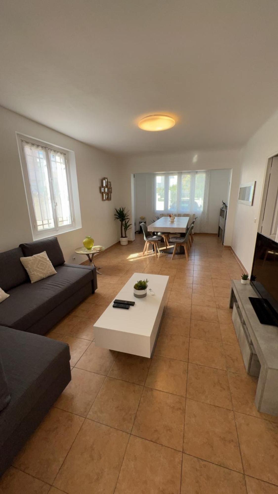 Villa - 100 M - - Free Parking *