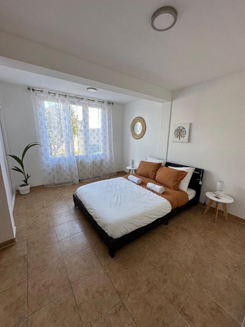 Villa - 100 M - - Free Parking